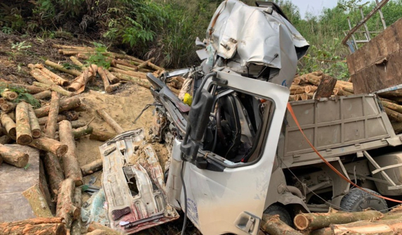 Thanh Hóa: Ô tô tải chở keo đâm vào ta-luy dương, 7 người tử vong thương tâm