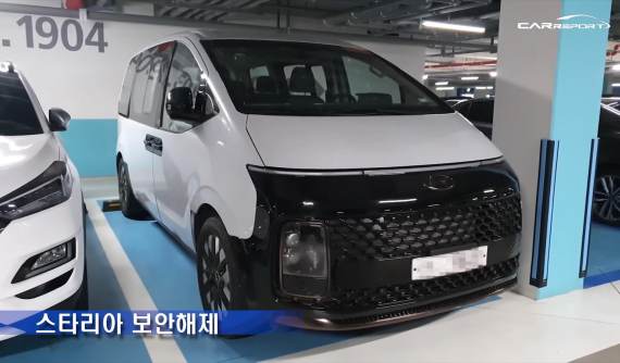 Soi cận cảnh Hyundai Staria mới tại bãi đỗ xe ở Hàn Quốc