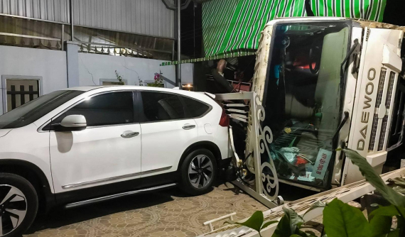 Video quay khoảnh khắc xe bơm bê tông va chạm ô tô tải, lao vào nhà dân rồi lật ngang tại Đồng Nai