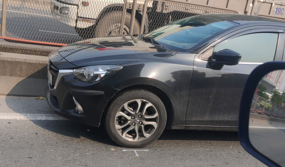 Video: Tài xế xe bồn chuyển làn khó hiểu, tông trúng ô tô con Mazda2 trên đường vành đai 3 trên cao