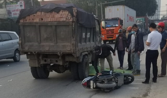 Video: Va chạm với xe máy đi ngược chiều, người đàn ông bị ô tô tải cán tử vong tại Hưng Yên