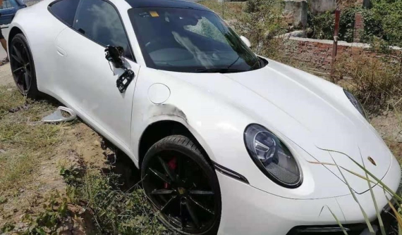 Porsche 911 Carrera S gặp nạn ở Malaysia nhưng dân mạng lại "soi" ra 1 chi tiết thú vị