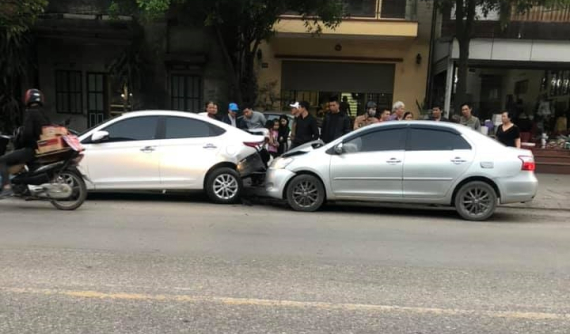 Thái Nguyên: Nghi ngờ lái xe Toyota Vios ngủ gục dẫn đến tông vào đuôi xe Hyundai Accent đỗ bên đường