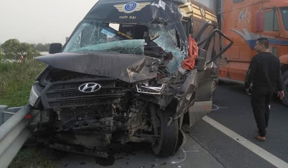 Xe Limousine nát bét đầu xe sau khi tông đuôi xe môi trường trên cao tốc Pháp Vân - Cầu Giẽ