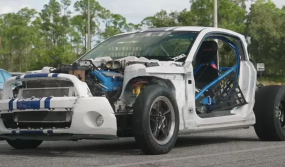 Chiếc Ford Mustang Shelby GT500 "trơ xương" này thực tế là xe go-kart chuyên đua drag