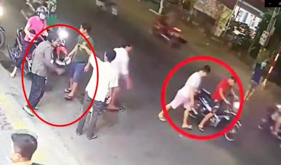 Video: Thanh niên lấy nhầm xe máy của người phụ nữ sau tai nạn tại Bình Dương rồi định bỏ chạy và cái kết