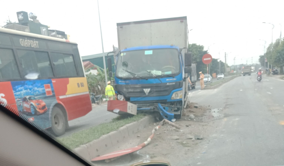 Video: Xe tải tông tử vong người đàn ông sang đường thiếu quan sát rồi lao lên dải phân cách tại Hà Nam