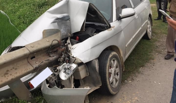 Nghệ An: Tránh xe máy sang đường, Kia Spectra tông vào dải ta-luy khiến phần đầu xe nát bét