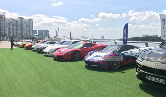 Pagani Huayra cùng hàng chục siêu xe tụ tập chuẩn bị tổ chức hành trình xe mới