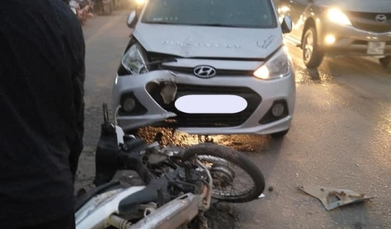 Video quay lại thanh niên chạy xe máy lấn làn, tông thẳng vào đầu xe Hyundai i10