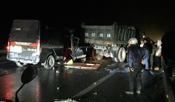 Thái Nguyên: Xe khách 16 chỗ va chạm với ô tô tải đang đỗ, 3 người tử vong