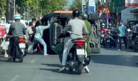 Video quay cảnh người dân hợp sức đẩy chiếc xe Lexus NX bị lật nghiêng ở Bà Rịa thu hút nhiều sự chú ý