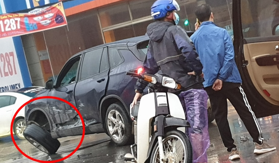 Video quay lại VinFast Lux SA2.0 va chạm với Kia Sedona ở ngã tư dẫn đến gãy trục bánh trước