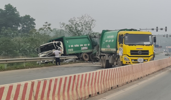 Hoà Bình: Tai nạn liên hoàn giữa 2 xe rác với xe ben chở đất khiến người đi đường sợ hãi