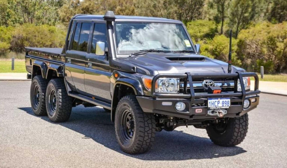 Chiếc bán tải Toyota Land Cruiser GLX 6x6 này là một quái vật off-road với giá rao bán 3,39 tỷ đồng