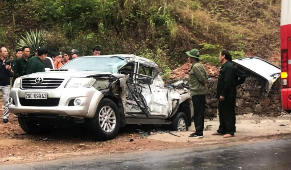 Sơn La: Xe khách tông liên hoàn 2 chiếc ô tô khiến 4 người bị thương