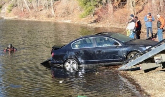 Đi theo chỉ dẫn của hệ thống GPS, người đàn ông "thản nhiên" lái xe xuống hồ nước