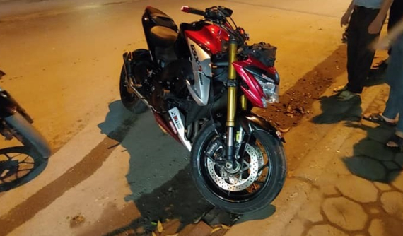 Video: Mô tô phân khối lớn Suzuki GSX-S1000 "phóng như bay", tông trúng 2 phụ nữ đi bộ trên đường Hà Nội
