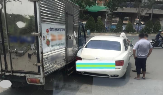 Va chạm giữa xe tải và xe Bentley đắt tiền ngay lối rẽ ra Quốc lộ 1A khiến dân mạng tranh cãi