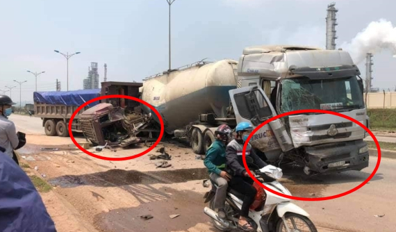 Thanh Hoá: Lao từ trong bãi ra đường chính, xe ben bị xe bồn tông rơi cabin