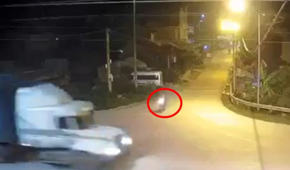 Video quay lại cảnh 2 thanh niên chạy xe máy tốc độ cao, lao qua ngã tư, va chạm với xe container