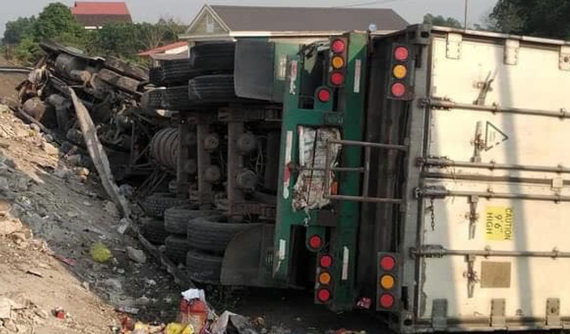 Quảng Trị: Xe container tông dải ta-luy trước khi lao xuống vệ đường rồi lật nghiêng, tài xế thoát chết