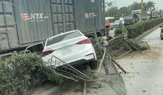 Video: Va chạm với xe container trên QL5, Hyundai Accent húc bay dải phân cách, nằm xoay 180 độ