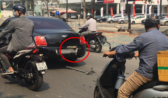 Bình Thạnh: Xe máy tông vỡ cản va sau của xe siêu sang Bentley, người điều khiển bị thương nhẹ