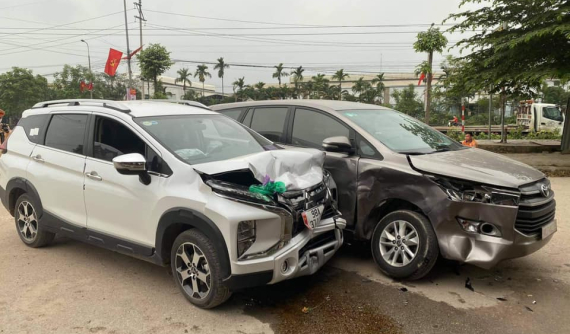 Video: Va chạm với Mitsubishi Xpander Cross, Toyota Innova gãy trục trước tại Bắc Giang