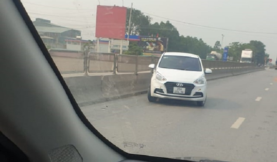 Video: Chuyển làn thiếu quan sát, xe đầu kéo tông ô tô con Hyundai Grand i10 trên quốc lộ 1A