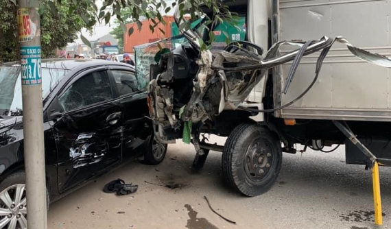 Hưng Yên: Xe tải bẹp dúm cabin sau va chạm với xe container và Toyota Vios
