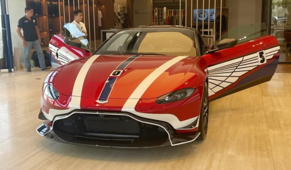 Video: Minh "Nhựa" nhận bàn giao xe Aston Martin V8 Vantage gần 15 tỷ đồng với bộ áo hàng độc