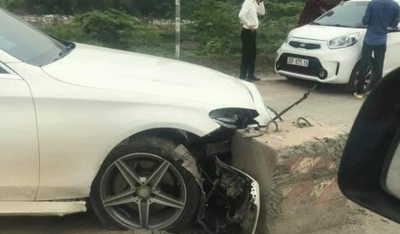 Video: Mercedes-Benz hỏng nặng đầu xe sau khi tông trúng trụ bê tông giữa đường, dân mạng tranh cãi gay gắt
