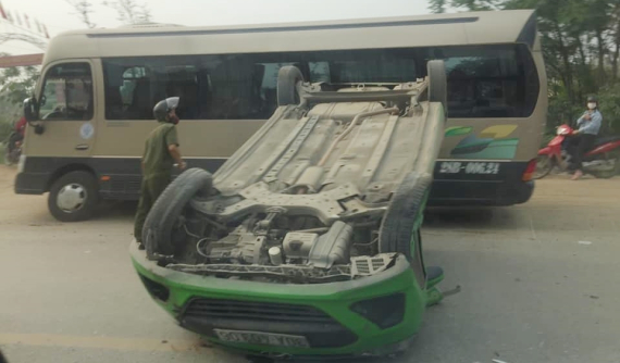 Video quay lại khoảnh khắc va chạm giữa xe taxi với xe máy khiến 1 người bị thương nặng