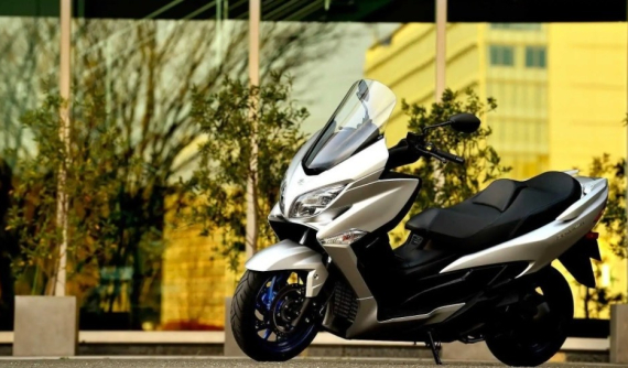 Suzuki Burgman 400 - Đối thủ của BMW C400 được nâng cấp với một số bổ sung hấp dẫn