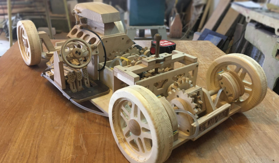 Khâm phục thiếu niên tự chế tạo mô hình xe bằng gỗ với động cơ V8 và hộp số hoạt động được