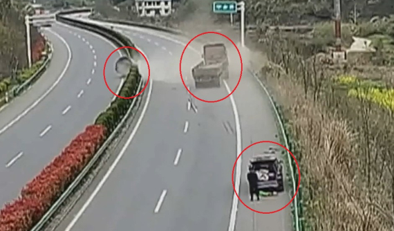 Video: Va chạm với ô tô đỗ trên làn dừng khẩn cấp, xe đầu kéo làm rơi cuộn thép 29 tấn xuống đường