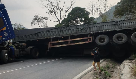 Video: Xe đầu kéo lật chắn ngang đèo Bảo Lộc khiến giao thông bị tê liệt hơn 2 giờ