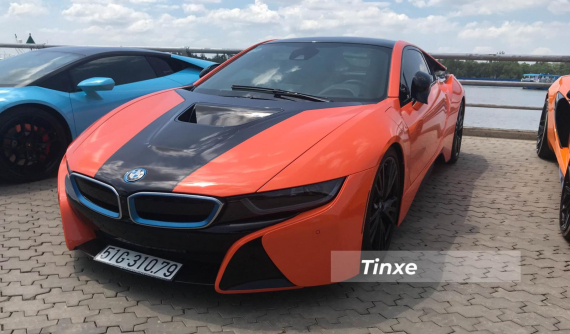 BMW i8 mang tông màu cam đất nổi bật của chủ siêu xe Lamborghini Huracan cầu sau độc nhất Sài thành
