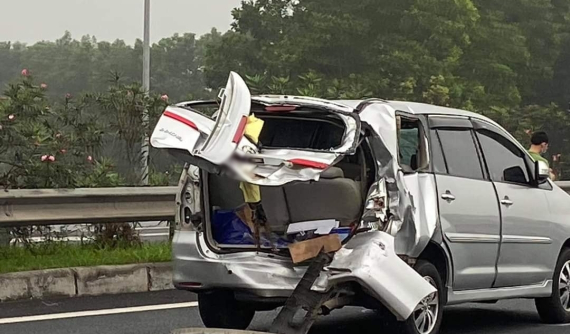 Video: Tai nạn liên hoàn trên đường cao tốc Cầu Giẽ - Ninh Bình khiến cặp "gà nhà" Toyota nát đuôi xe
