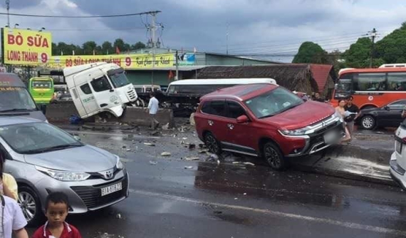 Video: 2 cuộn thép trên xe container rơi xuống đường khiến xe container và Mitsubishi Outlander gặp nạn