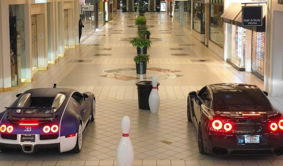 YouTuber thuê một trung tâm mua sắm để tổ chức đua drag giữa Bugatti Veyron và Nissan GT-R