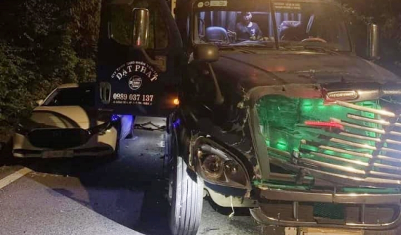 Mazda hư hỏng nặng sau va chạm với xe container trên đèo Bảo Lộc