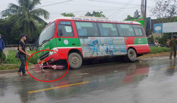 Nghệ An: Xe buýt va chạm với xe máy và xe đạp, 1 học sinh lớp 5 tử vong