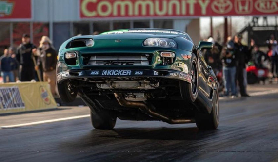 Theo dõi Toyota Supra độ 1.800 mã lực thực hiện bốc đầu điên rồ trên đường đua drag