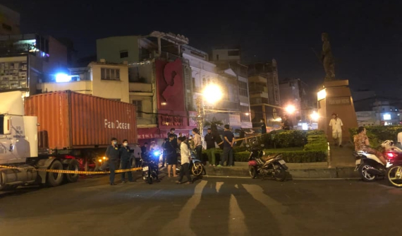 Quận 5: Xe máy va chạm với xe container ngay tại vòng xoay, 1 người tử vong