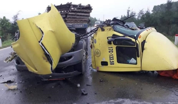 Hải Dương: Xe container rụng cabin sau va chạm với xe tải trên Quốc lộ 38B, tài xế bị thương nặng