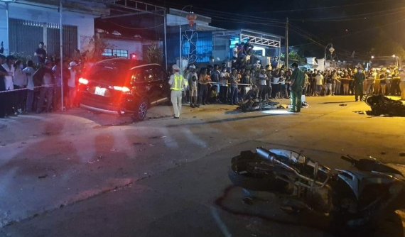 Quảng Nam: SUV 7 chỗ Mitsubishi Outlander tông liên hoàn 4 xe máy, 2 người tử vong