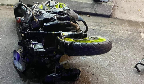 Nam Định: Biker ôm cua, tông thẳng xe mô tô phân khối lớn vào gốc cây bên đường, 1 người bị thương