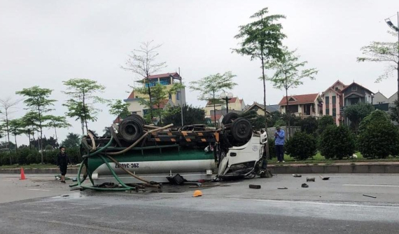 Hà Nội: Xe bồn lật ngửa trên đường, dầu đổ tràn ra mặt đường